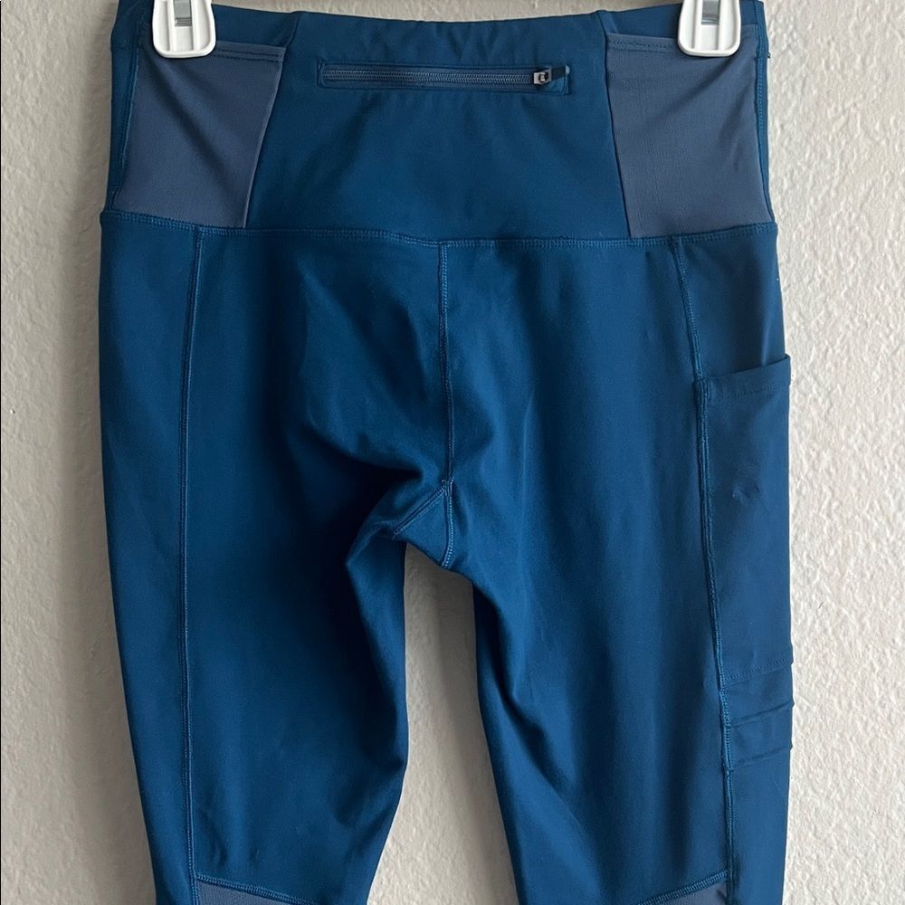 Like New! Oiselle Blue Teal Leggings with Mesh Panel Pockets in Size 4 - Picture 6 of 14